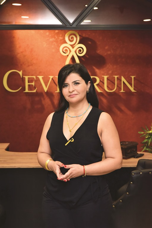 Elif Genç: Mücevher Sanat�n�  Gelece�e Ta��yor
